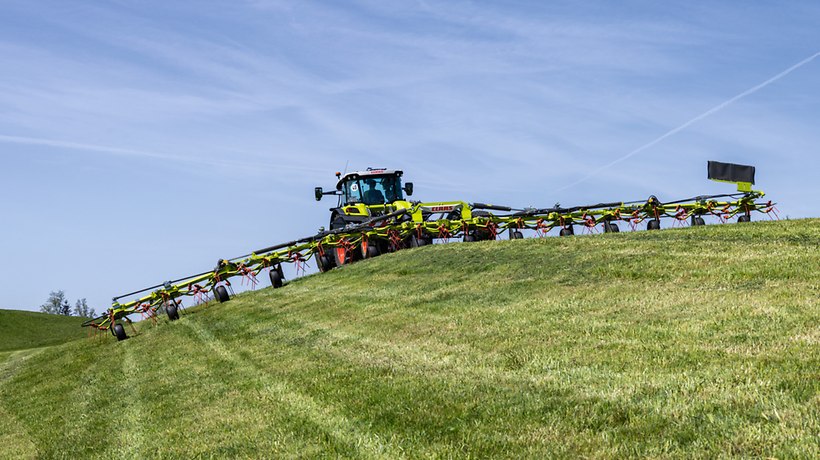 Große Arbeitsbreiten, kleine Kreiseldurchmesser und MAX SPREAD Kreiseldesign: Die neuen VOLTO 1300 T / TS und 1500 T / TS stehen für hohe Schlagkraft bei maximaler Arbeitsqualität. -