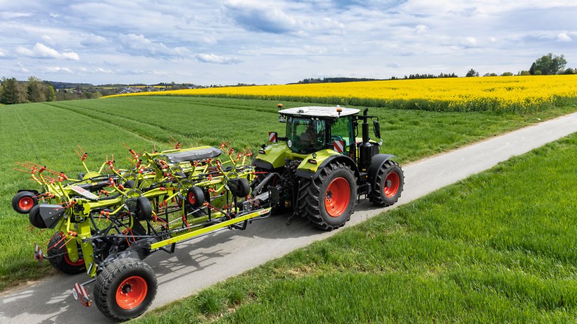 Die großen Fahrwerksräder führen den Wender bodenschonend und leichtzügig im Feld. In der TS Variante sind die Räder mit einer Nachlauflenkung für noch mehr Wendigkeit und Narbenschonung ausgestattet. -